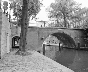 856673 Gezicht op de Jansbrug over de Oudegracht te Utrecht.
